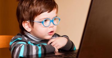 child using computer, internet, browsing, kid friendly, safe search, google, kiddle, youtube kids